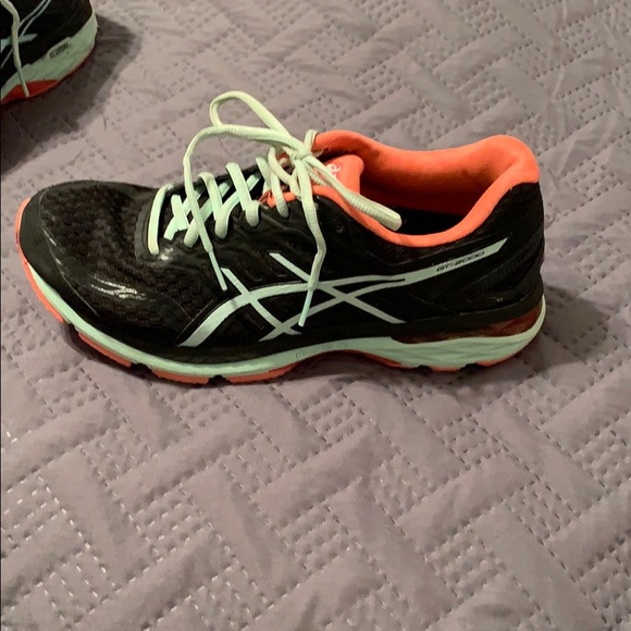 Asics shoes! - Picture 2 of 7